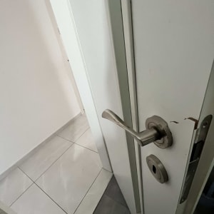 דלת לבנה עם ידית מתכת כסופה פתוחה