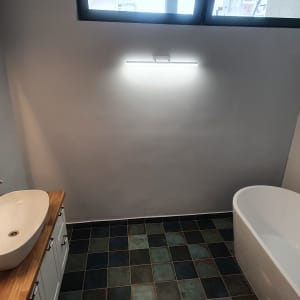 כיור ואמבטיה בחדר רחצה נקי ומסודר