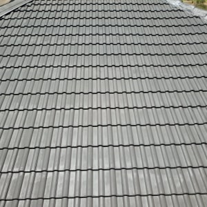 רעפים אפורים מסודרים על גג