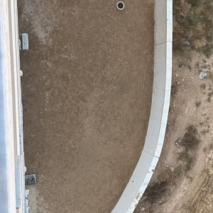 שטח אדמה מגודר עם מכסי ביוב