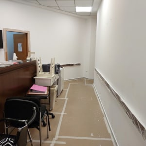 קירות צבועים בלבן עם ניילון מגן על הפאנלים