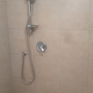 מקלחת עם אריחים, ברז ומוט מקלחת