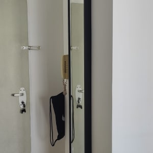 דלת עם ידית ומנעול, ללא תריסים נראים