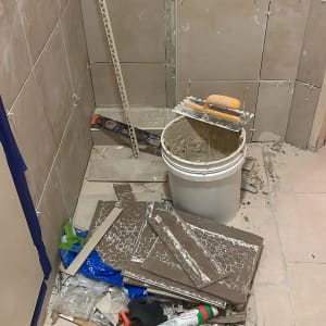 תהליך עבודת חיפוי קיר באריחי קרמיקה וגרניט פורצלן