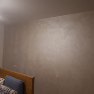 קיר צבוע בגוון בהיר עם טקסטורה עדינה