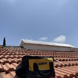 תיק כלים על גג רעפים עם מקדחה