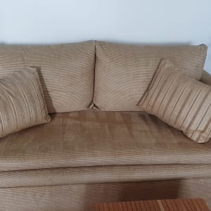 ספה חומה עם כריות תואמות