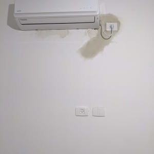 מזגן מותקן על קיר עם חיבור חשמלי