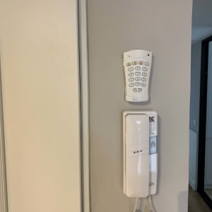 לוח מקשים ומערכת אינטרקום על קיר