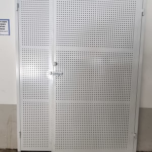 דלת מתכת מחוררת עם מנעול ובריח