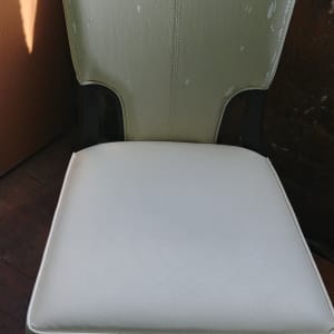 כיסא עם ריפוד מתקלף על משענת הגב