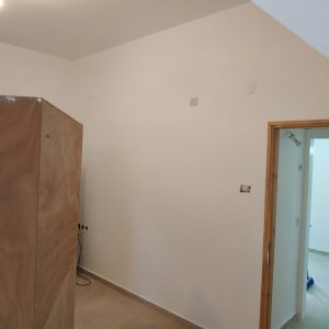 קיר צבוע בלבן עם פינה חשופה