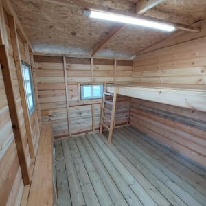 פנים מחסן עץ עם רצפת עץ וספסל