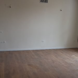 חדר עם רצפת פרקט עץ חום בהיר