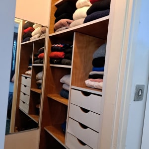 ארון בגדים עם מדפים ומגירות, בגדים מקופלים