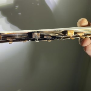 חשמלאי מחזיק פסי מתכת עם מברג ביד