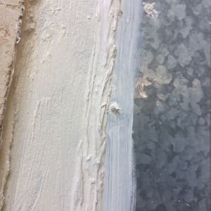 מריחת חומר איטום על גג מתכת