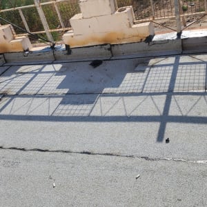 גג עם יריעות איטום ושכבת זפת