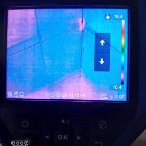 תצוגת מצלמה תרמית עם אזור חם על הקיר