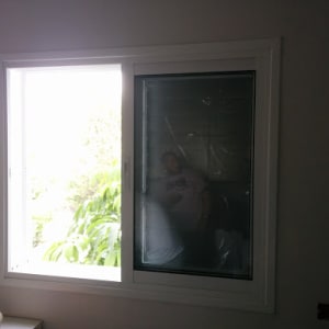 חלון אלומיניום עם מסגרת לבנה