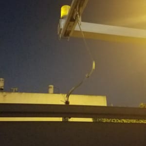 מנגנון זרוע ונורת אזהרה בשער חשמלי