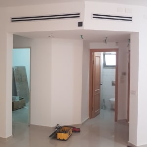 כלי עבודה על הרצפה ליד דלתות עץ