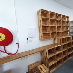 מדפי עץ בנויים מקופסאות עץ, צינור כיבוי אש