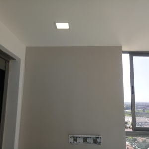 קיר גבס עם חור לשקע חשמלי ליד חלון