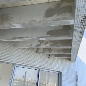 תקרה עם תיקוני צבע וטיח, סולם עץ צבוע