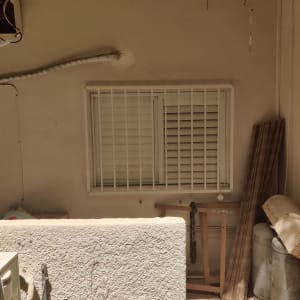 חלון עם סורגים על קיר חיצוני