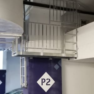 מסגרת מתכתית תלויה ליד עמוד חניה