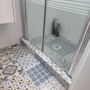 דלת זכוכית למקלחת עם פסים לבנים