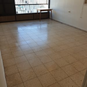 רצפה נקייה בחדר ריק עם שולחן קטן