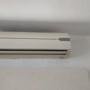 מזגן קיר לבן מותקן על קיר לבן