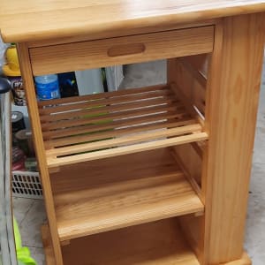 ארון עץ עם מדפים ומגירה עליונה