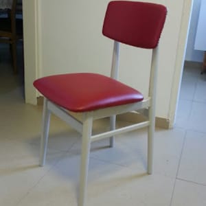 כיסא עם ריפוד אדום על מושב ומשענת