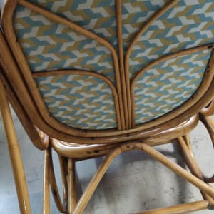 כרית מרופדת בדוגמת זיגזג על כיסא קש