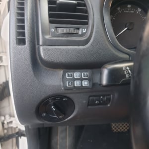 לוח מקשים ומתגים בלוח מחוונים של רכב