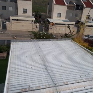 גג פלסטיק שקוף עם צמחייה מסביב