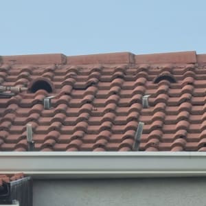 רעפים אדומים על גג עם קולטי שמש