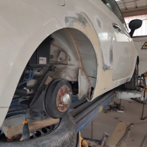 רכב על ליפט עם תיקוני פחחות בצד