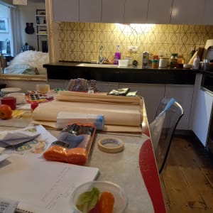 מוצרים לארגון בית על שולחן במטבח מואר