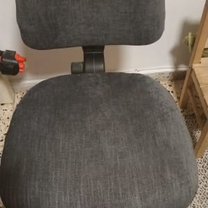 כיסא משרדי מרופד בבד אפור כהה