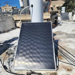 דוד שמש עם קולטים על גג בניין