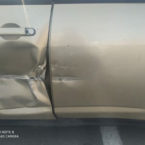 דלת רכב עם פגיעות ושקעים