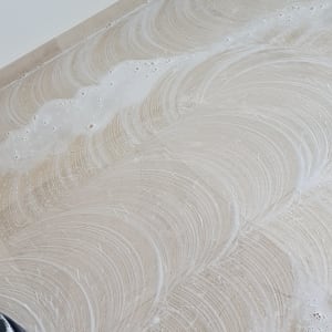 רצפה עם סבון ומכונת ניקוי