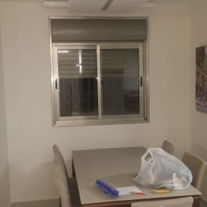 שולחן עם שקית, מברשת צבע וניירות