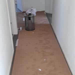 מסדרון עם כיסוי רצפה להגנה במהלך צביעה