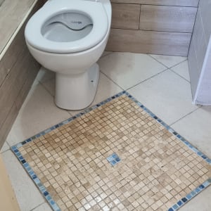 שירותים עם אריחים חדשים, חיבורים פתוחים בקיר