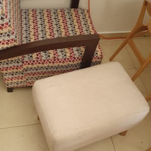 כורסה עם ריפוד צבעוני והדום בהיר